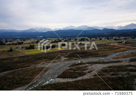 從富山市西番區的淨乾河上眺望的北阿爾卑斯山劍岳 從富山市西番區的淨乾河上眺望的北阿爾卑斯山劍岳 71980375