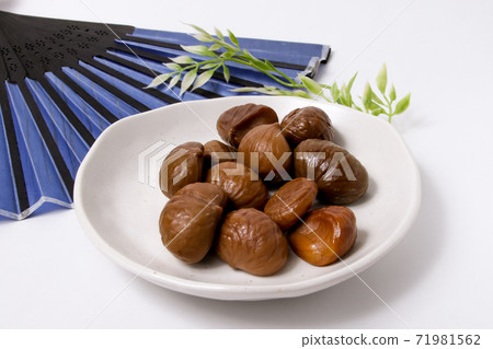 Chestnut, food, sweet chestnut, fruit, autumn, ingredients, chestnut, autumn taste, marron, stripped chestnut, brown, chestnut Chestnut, food, sweet chestnut, fruit, autumn, ingredients, chestnut, autumn taste, marron, stripped chestnut, brown, chestnut 71981562