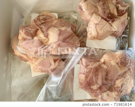 Multiple frozen vacuum-packed cut meats in the refrigerator, chicken thighs, photo material Multiple frozen vacuum-packed cut meats in the refrigerator, chicken thighs, photo material 71981614