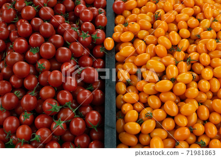 明亮的西紅柿在市場上批量出售 71981863