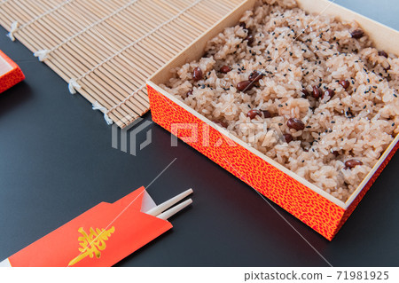 慶祝紅米黑色背景素材 71981925