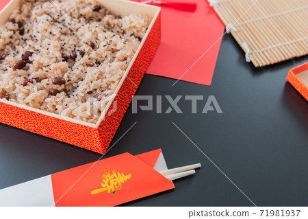 慶祝紅米黑色背景素材 71981937