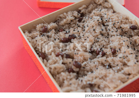 Red rice close-up red background material 71981995