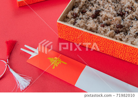 Red rice close-up red background material 71982010