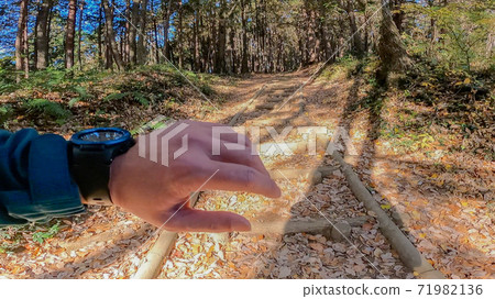 山間小徑行走圖像素材 71982136