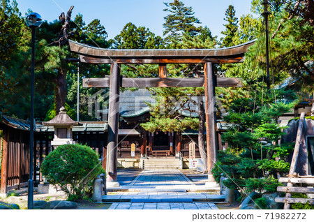 山形縣米澤市上杉神社 Nino Torii And Shinmon 照片素材 圖片 圖庫