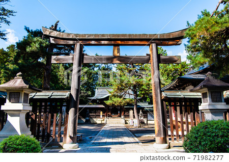 山形縣米澤市上杉神社 Nino Torii And Shinmon 照片素材 圖片 圖庫