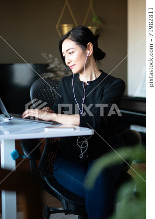 A woman in her 40s working from home A woman in her 40s working from home 71982811