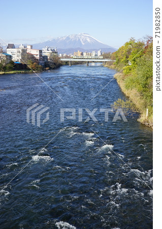 The flow of the Kitakami River and the iron bridge The flow of the Kitakami River and the iron bridge 71982850