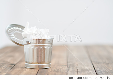 Buriki回收箱和紙垃圾_木紋背景 Buriki回收箱和紙垃圾_木紋背景 71984410