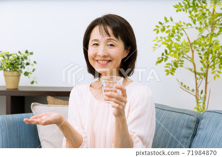 Women who drink supplements 71984870