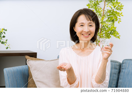 Women who drink supplements Women who drink supplements 71984880