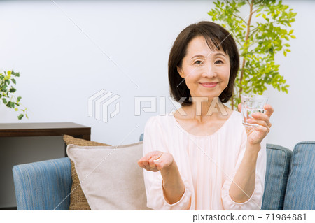 Women who drink supplements Women who drink supplements 71984881