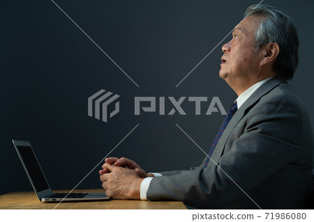 Business image Worried / thinking sideways Business image Worried / thinking sideways 71986080
