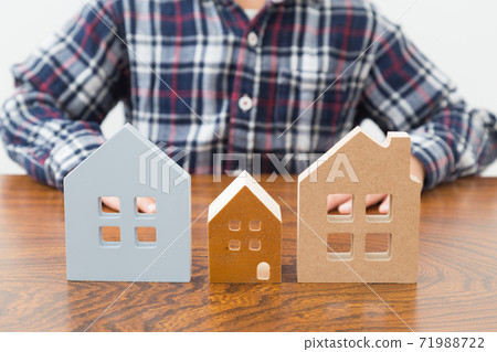 House model and children House model and children 71988722