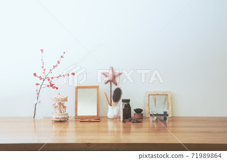 可愛的女孩室內裝飾和對象的佈局。搖桿,音樂盒,粉紅色暗淡無光 可愛的女孩室內裝飾和對象的佈局。搖桿,音樂盒,粉紅色暗淡無光 71989864