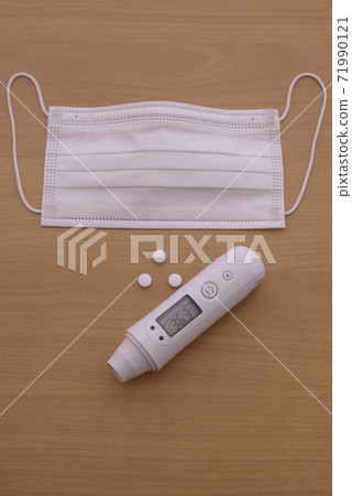 無紡布口罩和電子體溫計 無紡布口罩和電子體溫計 71990121