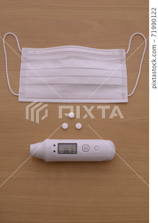 Non-woven mask and electronic thermometer Non-woven mask and electronic thermometer 71990122