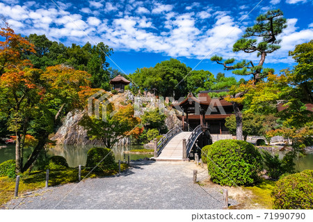 岐阜縣多治見市榮豐寺秋葉開始變色的花園 照片素材 圖片 圖庫