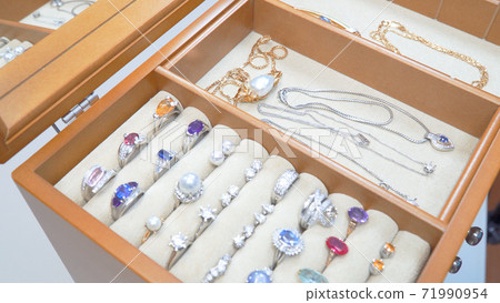 Many accessories lined up in a jewelry box 71990954