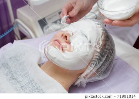 A cosmetologist does an ultrasonic cleaning of the 71991814