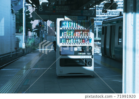 在早晨的陽光照亮的車站月台上的自動售貨機 在早晨的陽光照亮的車站月台上的自動售貨機 71991920