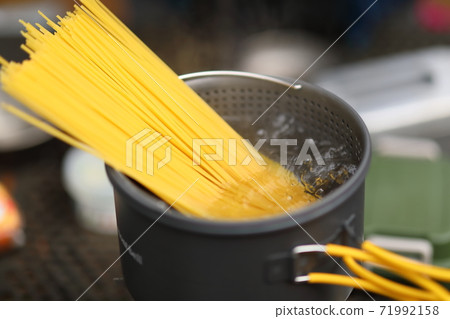 戶外製作的意大利面 71992158