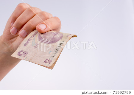 Hand holding 5 Turksh Lira banknote  in hand 71992799