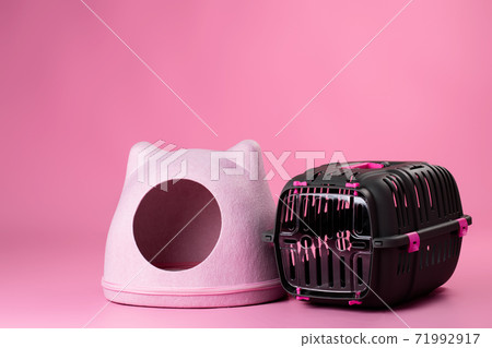 Cat house and animal carrier cage close up Cat house and animal carrier cage close up 71992917
