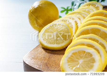 切成薄片的新鮮檸檬 71993209