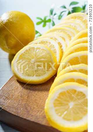 Sliced fresh lemon 71993210