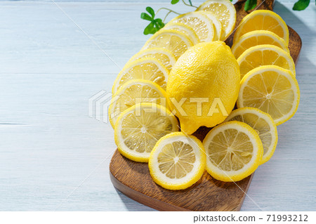 切成薄片的新鮮檸檬 切成薄片的新鮮檸檬 71993212