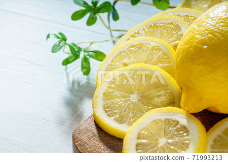 切成薄片的新鮮檸檬 切成薄片的新鮮檸檬 71993213