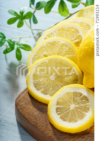 切成薄片的新鮮檸檬 71993214