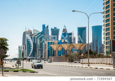 Road to Doha city center 71994567