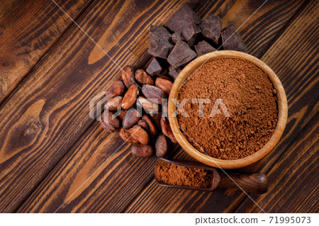 cacao powder in wooden bowl 71995073