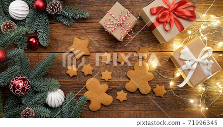 Gingerbread cookies, Christmas gifts and fir tree 71996345