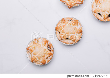 Mince pies, traditional christmas food Mince pies, traditional christmas food 71997283