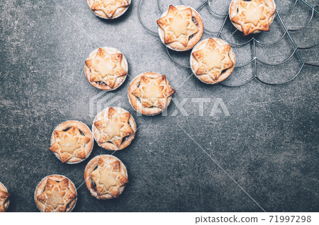 Mince pies, traditional christmas food Mince pies, traditional christmas food 71997298
