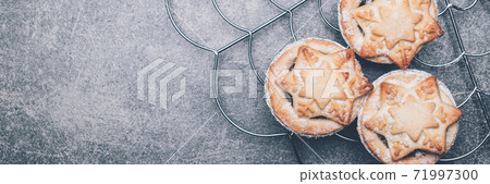 Mince pies, traditional christmas food Mince pies, traditional christmas food 71997300