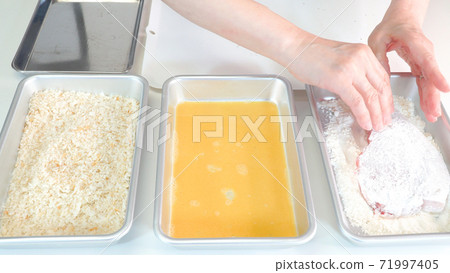 在豬肉上塗麵包的烹飪場景 在豬肉上塗麵包的烹飪場景 71997405