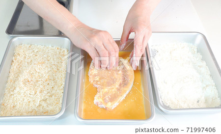 豬排浸泡麵粉和雞蛋液的製備 豬排浸泡麵粉和雞蛋液的製備 71997406