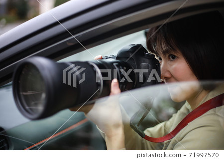 一個女人從車內拍照 一個女人從車內拍照 71997570