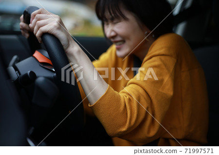 一個踩剎車的女人 71997571