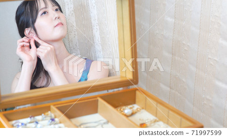 女人戴著鑽石穿甲 女人戴著鑽石穿甲 71997599