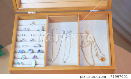 有很多戒指和項鍊的珠寶盒 71997601