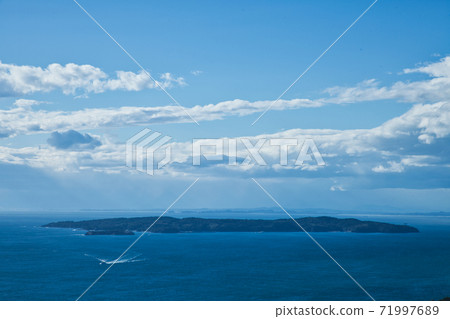 Beautiful cobalt blue sea and Aji Island 71997689