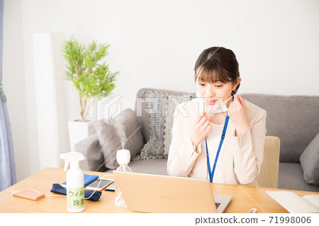 一個戴著面具的女人在工作 一個戴著面具的女人在工作 71998006