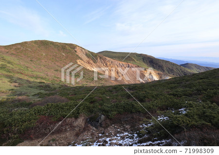 Kumami Sone分支附近的那須山脈Asahidake 71998309