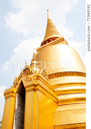 The Phra Si Rattana Chedi is a traditional stupa covered with gold mosaic tiles in the Grand Palace complex, Bangkok, Thailand 71998542